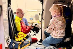 Záchranáři ukázali základnu holčičce, která po nehodě zavolala pomoc babičce