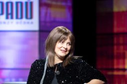 Laďka Něrgešová dnes slaví  padesátiny! Na natáčení odhalila kapačku i své přání ohledně profese dětí!