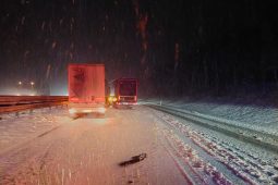 Kalamita na Vysočině: dálnice D1 byla ráno neprůjezdná, silnice blokují kamiony