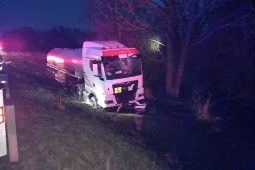 Cisterna sjela z vozovky a uvízla u potoka. Hrozil únik kapalin