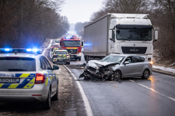 Nehoda u Zhoře: Osobní auto vjelo do protisměru a zablokovalo silnici!