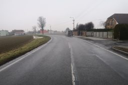 Vyjel ze zatáčky a narazil do jiného auta. Hledají se svědkové nehody v Bolaticích