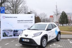 Denně stovky kilometrů za pacienty. Kolínská nemocnice poslala sestry do terénu v nových vozech