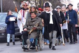 Masky, koblížky a pivo zdarma. Masopustní průvod ovládne centrum Pelhřimova