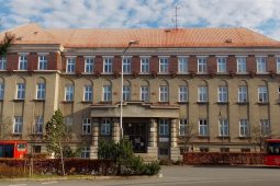 Budova, kde působí ZUŠ Alfréda Radoka, má nová okna a dveře