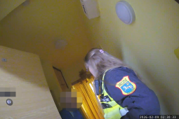 Bála se, že se jí někdo pokouší dostat do bytu. Aktivovala Senior linku