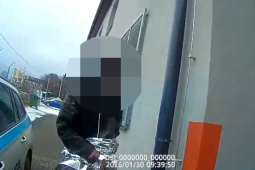 VIDEO: Bezdomovec byl v mrazech bez kalhot!