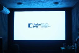 Jeden svět 2026 přiváží do Hradce témata, která hýbou světem. Promítne filmy o válce, AI i svobodě médií