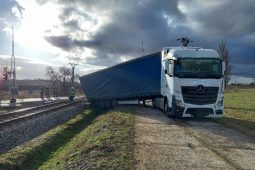 Kamion zapadl do kolejiště. Vlaky stály, silnice neprůjezdná