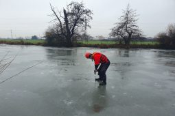 Sníh na vodních plochách klame. Led má místy jen centimetr