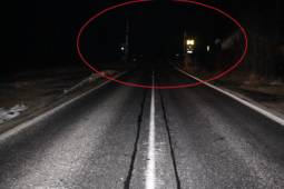 Poničil závory přejezdu a ujel! Najde se řidič?