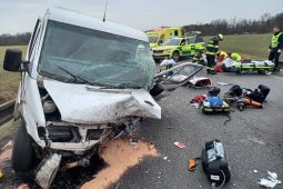 Nehoda tří vozidel uzavřela silnici mezi Častolovicemi a Solnicí