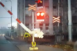 Policisté nabádají chodce k opatrnosti: Jeden chtěl přejít koleje, když měl jet vlak