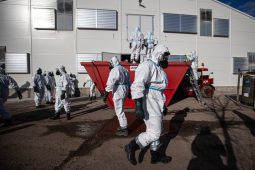 Pět dní, 630 hasičů a stovky tun drůbeže. Zásah v Kosičkách skončil