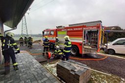 Ranní poplach v Zábrodí: Hasiči vyjížděli k rodinnému domu
