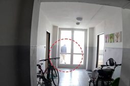 Sekundy od tragédie. Strážníci zastavili muže na okraji třináctého patra