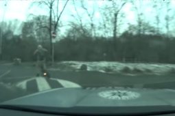 VIDEO: Nezastavil, ujížděl a boural. Útěk na elektrokoloběžce skončil nárazem