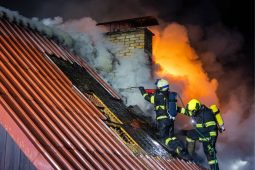 Smutná bilance požáru na Rychnovsku: oheň připravil o život jednu osobu