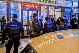 Zakuklený muž s baseballovou pálkou tančil na střeše auta: Noční centrum Plzně hlídali strážníci!