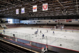 V Klatovech může být cítit čpavek: Na zimním stadionu probíhá servis chladicího systému