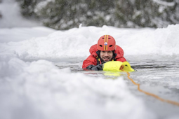 FOTO – Na ledě jde o vteřiny: Policisté na Šumavě trénovali záchranu tonoucích