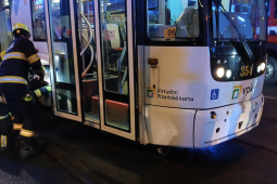 Žena v Plzni skončila zaklíněná pod tramvají: Bojovalo se o minuty!