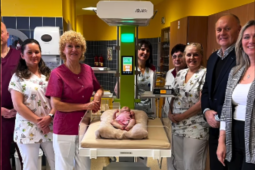 V opavské nemocnici mají nové lůžko k léčbě novorozenecké žloutenky. Miminko je neustále s maminkou