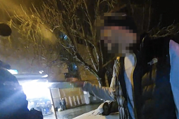 Opilý muž terorizoval Americkou ulici, strážníci museli zasáhnout