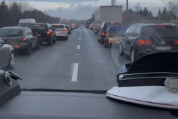 Ranní kolona skončila nehodou: Na silnici I/27 u věznice na Borech se srazila Tatra s osobním autem!