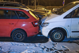 Zaparkoval a zmizel: Nezabrzděná dodávka nabourala auto na parkovišti!