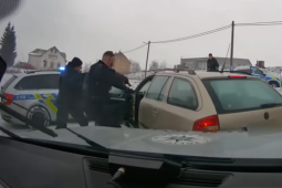 VIDEO: Honička s policií na Českolipsku. Řidič pod vlivem drog chtěl setřást policisty na poli