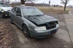 Létající dřevo a ujíždějící řidiči: Policie žádá veřejnost o pomoc při pátrání po vinících nehod