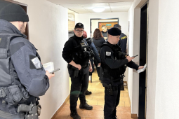 Cizinecká policie odhalila padělky i nelegální pobyty: týdně stovky kontrol v Plzeňském kraji