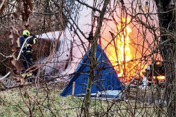 Požár v Božkově zachvátil chatku, zasahovali hasiči i policie