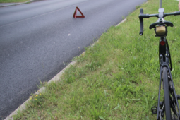 Hádka na silnici vyústila v nebezpečný manévr a zranění cyklistů