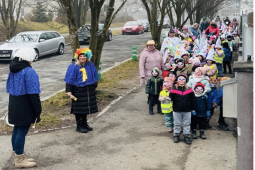 FOTO – Děti z MŠ Čechova se rozloučily s karnevalem: Centrum Rokycan zaplnily barvy a hudba