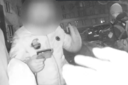 VIDEO: Policisté viděli při projížďce Ostravou muže na zemi. Okamžitě se k němu rozběhli