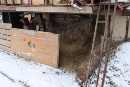 Únos, 30 hodin věznění a hrozby proudem. Dvojici z Náchodska hrozí až 12 let