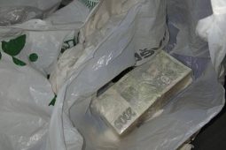 Důvěřivý senior odevzdal cizinci v igelitce přes půl milionu. Naletěl na příběh o kryptoměnách