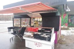 Inspektoři zavřeli stánek s občerstvením, neměl přístup k vodě