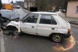 Tragický střet dvou aut na Jablonecku. Jeden z řidičů zemřel v nemocnici