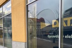 Výlohu v centru Liberce rozbil náraz míče. Policie hledá „fotbalisty“ i svědky 