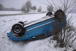 Řidič otočil fabii na střechu. Nadýchal přes jedno promile, přišel o auto i řidičák
