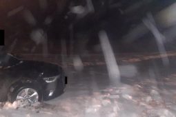 Chtěl se trochu pobavit. Mladík poškodil driftováním lyžařské tratě v Jizerských horách