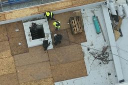 Cizinci se skrývali na střeše, odhalil je dron. Policie kontrolovala zahraniční pracovníky na stavbách 