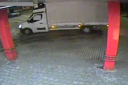 Policie hledá řidiče bílé dodávky, který v Semilech naboural auto a ujel