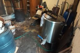 Celníci odhalili další nelegální palírnu. Provozovatele přistihli přímo při činu