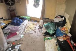 Nastěhovali se do cizího domu. Muž skončil ve vězení, ženě hrozí stejný trest