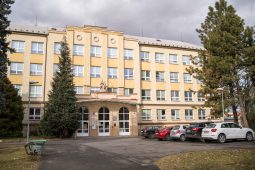 Automat s kratomem už neohrožuje děti z 5. základní školy. Je pryč