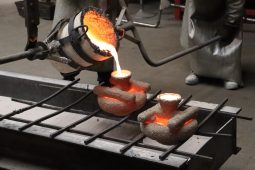 Klobouček královny Alžběty II., která před třiceti lety navštívila Brno, vzniká na Uherskohradišťsku